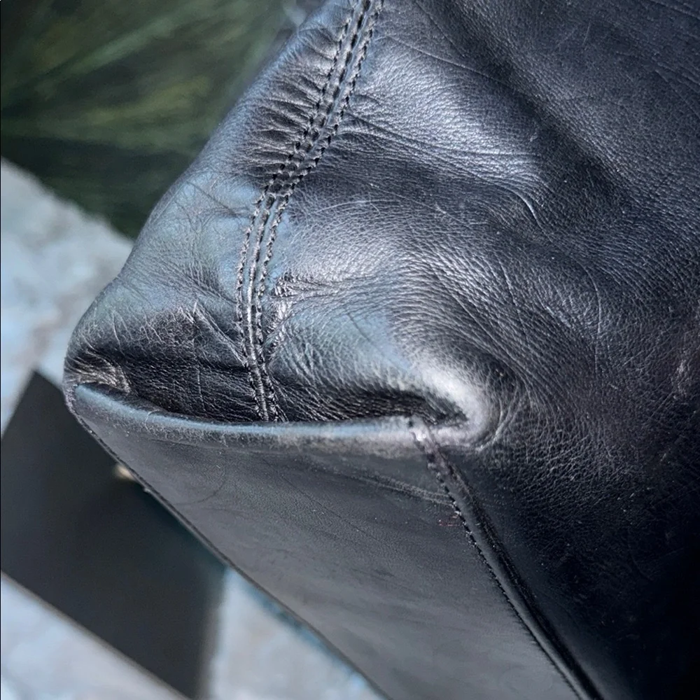 CHANEL Black Lambskin Leather Tote with Luxury Design - Picture 10 of 15